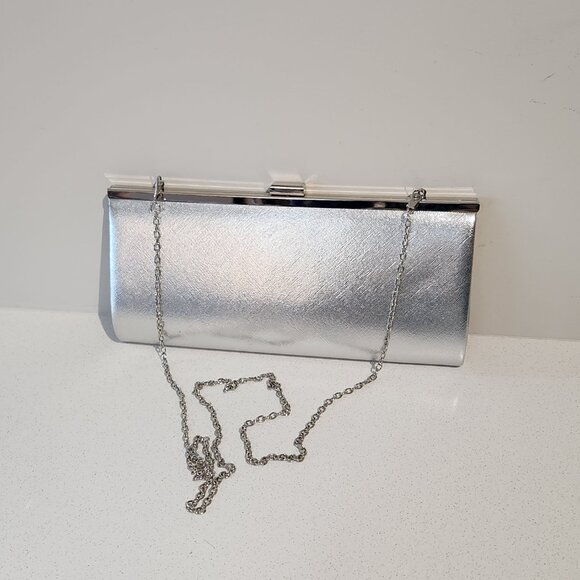 Elegant Silver Clutch Bag with Chain Strap - Picture 4 of 5
